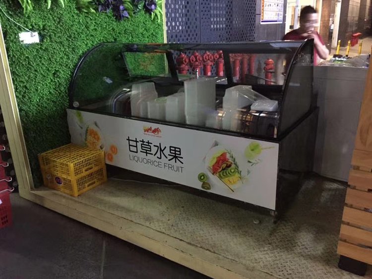 商用制冷新标杆 冰雪弧形展示柜如何重塑水果与熟食贩卖体验？